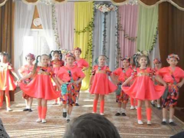Дети танцуют танец Шалунишки