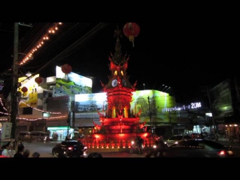Городские часы в Чианг-Рай ночью с музыкой
