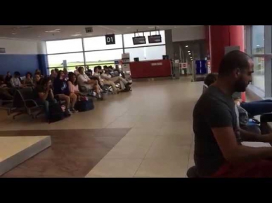 Пианист играет во аэропорту