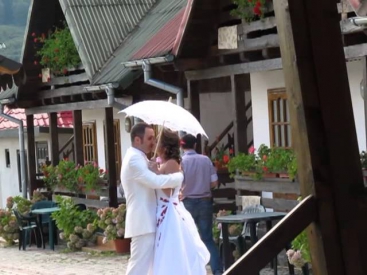 Жених видит невесту в свадебном платье. Румыния.