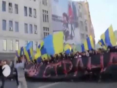УЛЬТРАСЫ подонки кричат зигхайль в Харькове