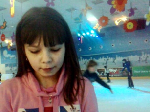 Юная принцесса льда Алина Баткаева  дает мастер класс.