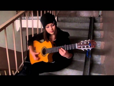 Красивая девушка играет на гитаре  испанский бой