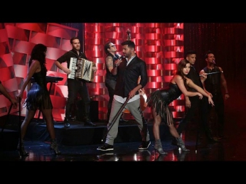 Ricky Martin Performs 'Adios'