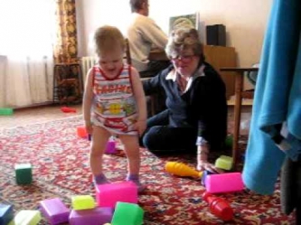 Лера играет с бабушкой любой в кубики