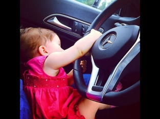 Дочь слушает и танцует в машине