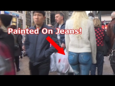 Girl Walks Around NYC With No Pants!