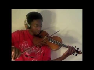 Парень играет на скрипке мелодии из известных песен