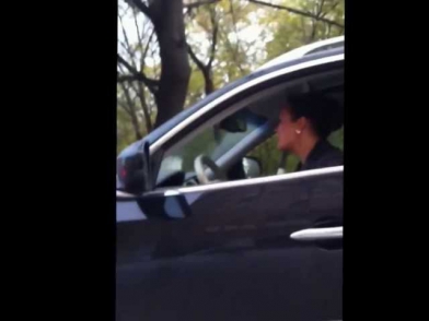 Девушка поёт пошлую песню в машине, забыв закрыть окно!)