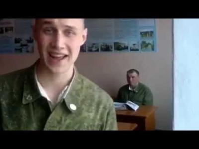 Солдат поёт очень круто)